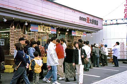 ししゃもをお買い求めのお客様で賑わいます